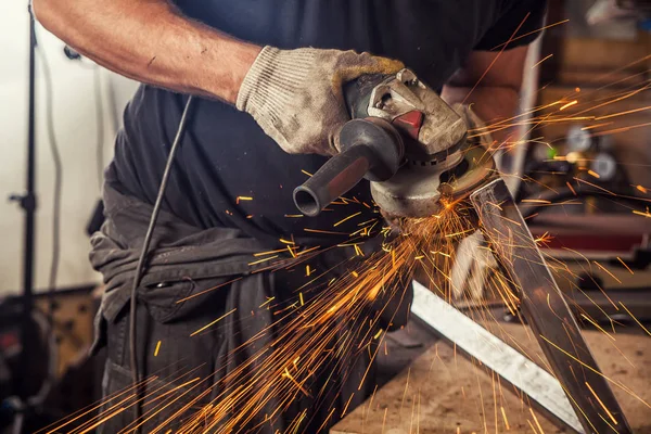 男人用角磨机研磨金属 — 图库照片