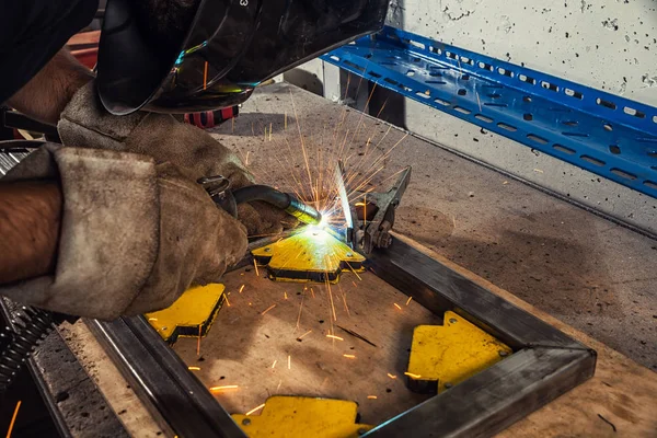 Kaynakçı Kaynak kaynak makinesi bir atölyede bir metal
