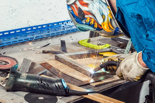 Homme souder une machine à souder les métaux dans un atelier — Photo