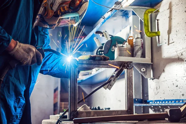 adam kaynak bir metal kaynak Makinası