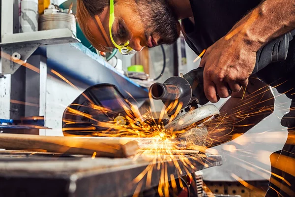 adam bir açı öğütücü ile metal taşlama 