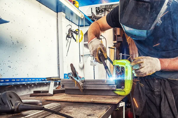 adam bir metal ürün kaynak