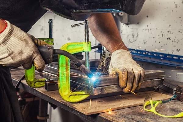 adam kaynak makinesi bir metal kaynak 