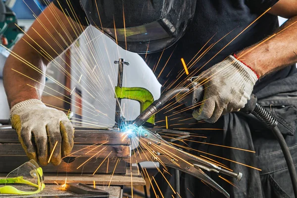 adam kaynak makinesi bir metal kaynak 