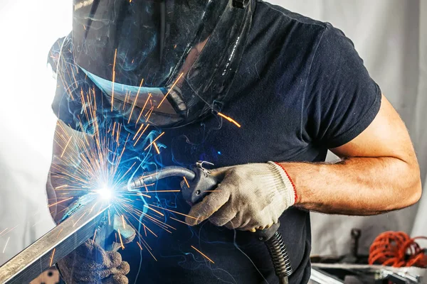 Hombre soldar un metal con una máquina de soldadura — Foto de Stock