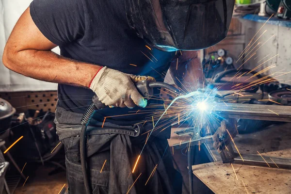 男人焊缝金属与焊接机 — 图库照片