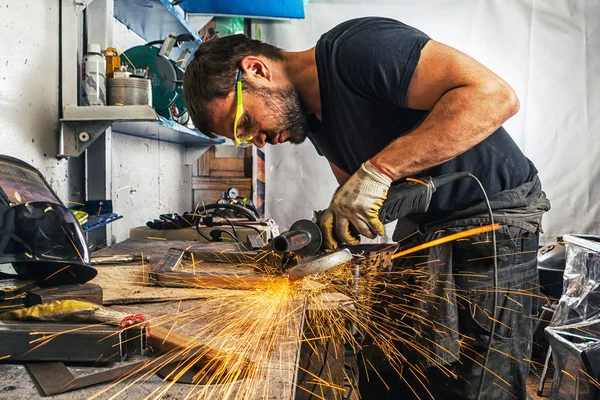 adam bir açı öğütücü ile bir metal bir oluşum içinde kaynak