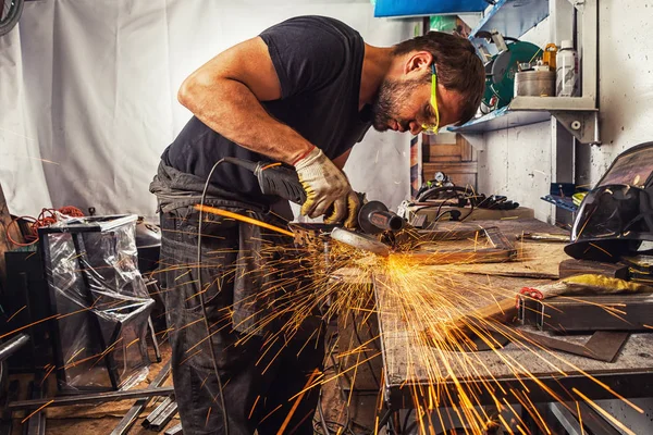 Человек сварки в процессе металла с углом шлифовальный станок — стоковое фото