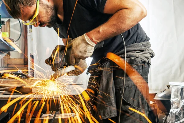 adam bir açı öğütücü ile bir metal bir oluşum içinde kaynak