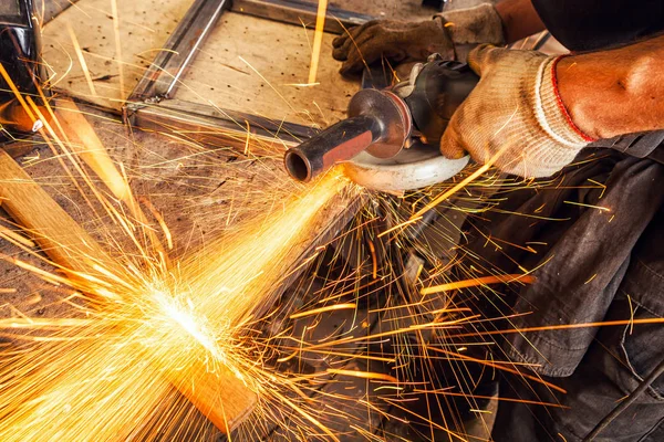 Close-up homem soldador moagem metal — Fotografia de Stock
