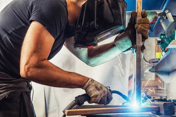 adam kaynak makinesi bir metal kaynak