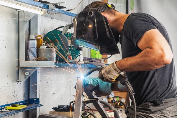 Homme soude une machine à souder les métaux — Photo