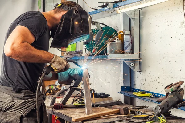 Homme soude une machine à souder les métaux — Photo