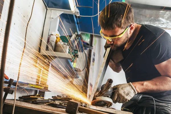 Adam metal açılı taşlama parlatır