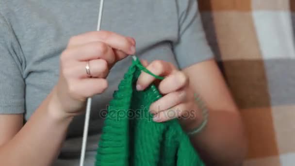 Женщина вяжет иголки — стоковое видео