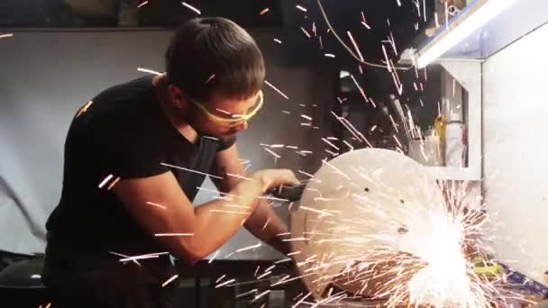 Man cuts metal with a metal chop saw — Stock Video