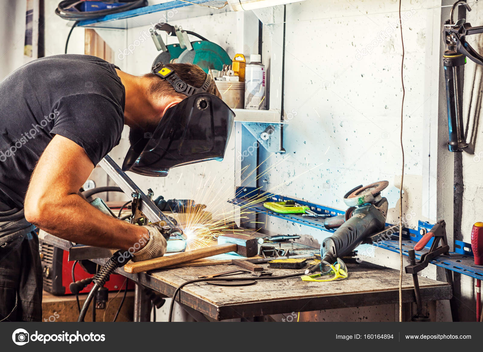 Man weld a metal welding machine Stock Photo by ©everyonensk 160164894