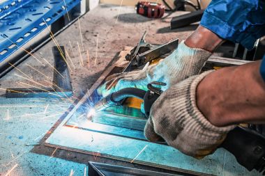 Kaynakçı Kaynak kadar kaynak makinesi bir metal kapatın