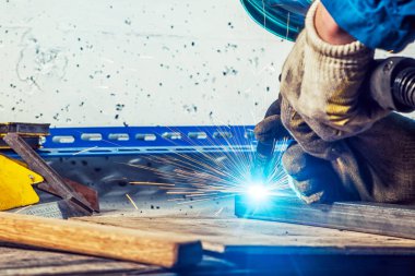 adam kaynak kadar kaynak makinesi bir metal kapatın