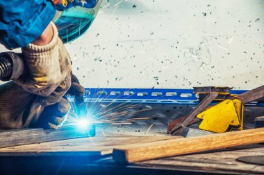 adam kaynak kadar kaynak makinesi bir metal kapatın