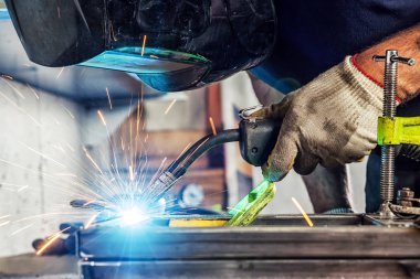 adam kaynak kadar kaynak makinesi bir metal kapatın