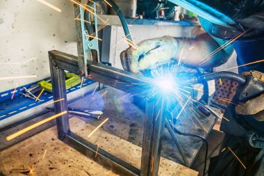 adam kaynak bir metal kaynak Makinası