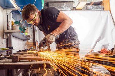 Kaynakçı taşlama metal bir açı değirmeni 