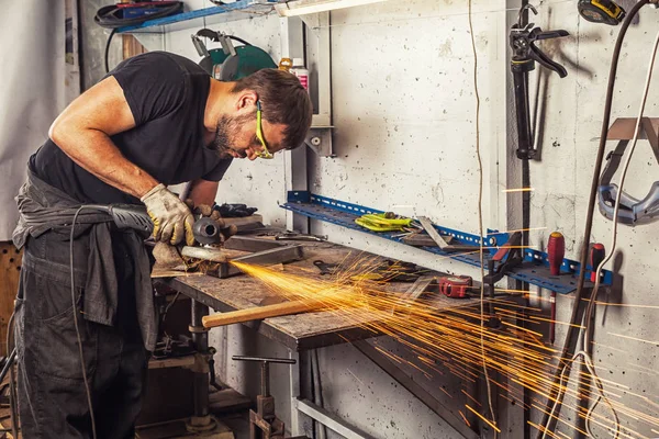 adam değirmeni metal bir açı değirmeni 