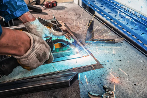 Kaynakçı Kaynak kadar kaynak makinesi bir metal kapatın