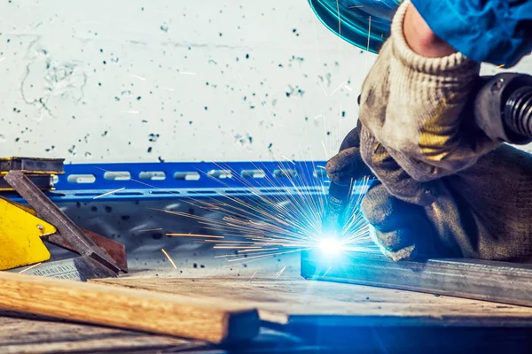 adam kaynak kadar kaynak makinesi bir metal kapatın