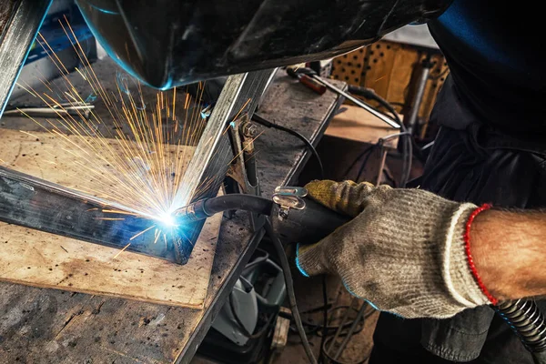 男人焊缝金属焊接机 — 图库照片