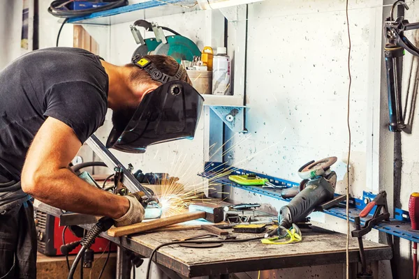 adam kaynak bir metal kaynak Makinası