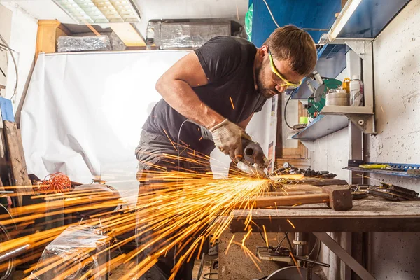 Kaynakçı taşlama metal bir açı değirmeni 