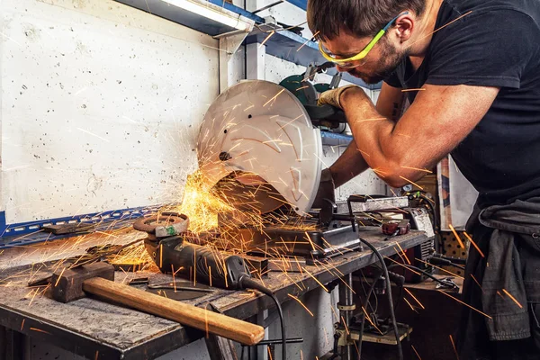 男人焊机切割金属用圆锯片 — 图库照片