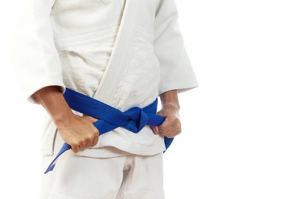 Close-up de um homem de branco quimono para judô, laços em um azul ser — Fotografia de Stock