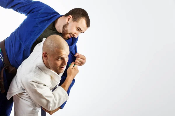 Двое мужчин борются дзюдо — стоковое фото