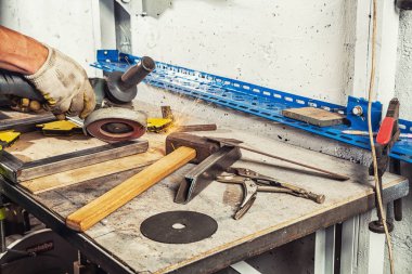  Kaynakçı taşlama metal bir açı değirmeni