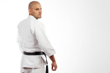 adam beyaz kimono beyaz arka plan üzerinde poz