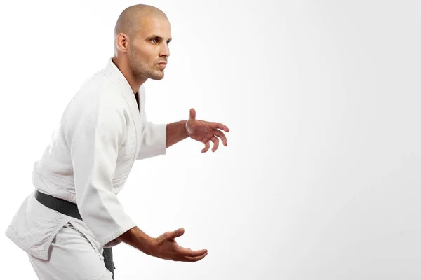 Homem de kimono branco posando no fundo branco — Fotografia de Stock