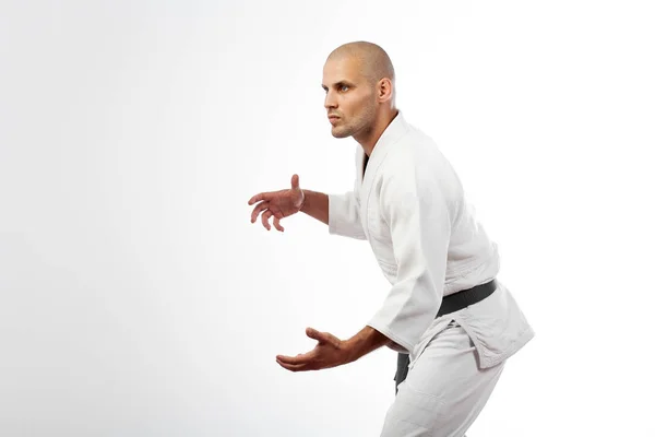 Homem de kimono branco posando no fundo branco — Fotografia de Stock