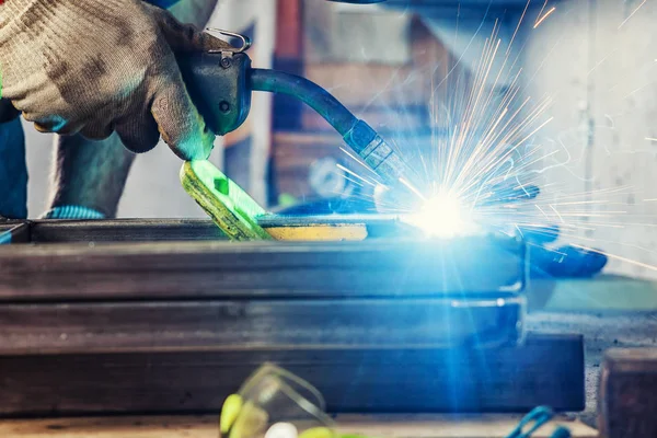 Man welds a metal welding machine — Stock Photo, Image