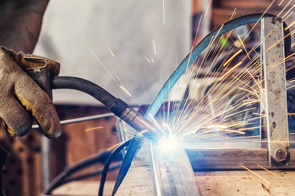 男人焊缝金属焊接机 — 图库照片
