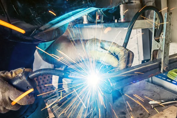 Man welds a metal welding machine — Stock Photo, Image