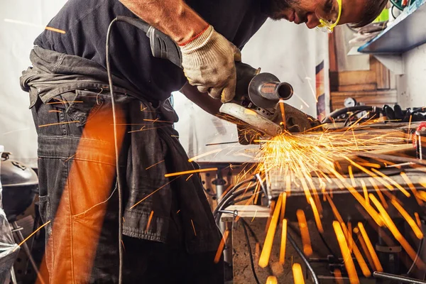 Adam metal kaynak makinası ile pişirme,