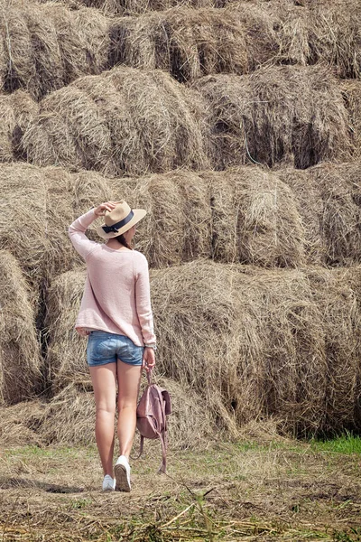 haystacks karşı poz kadın