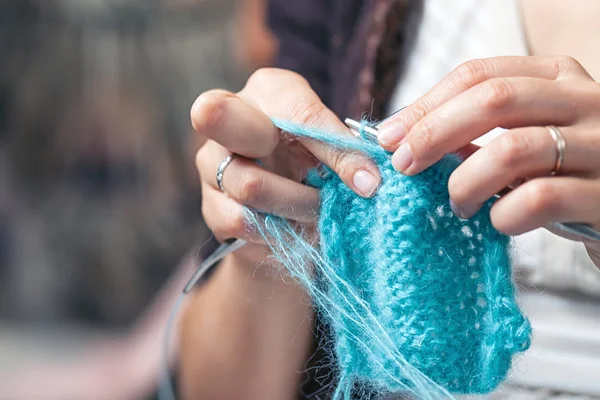 genç kadın knits kadar kapatın 