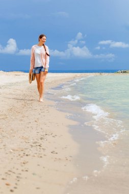 Kadın Denizi çevresinde yürür