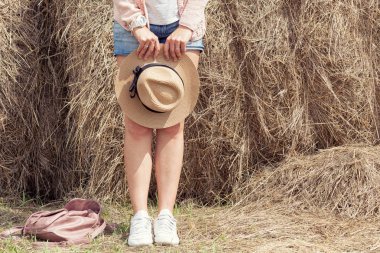 bir Haystack el poz kadın