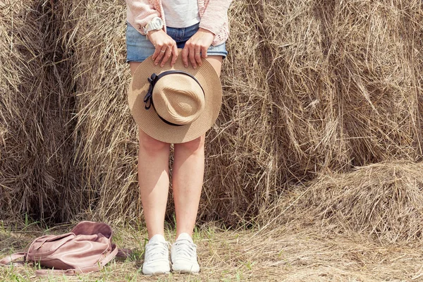 bir Haystack el poz kadın