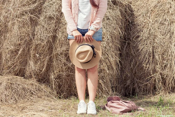 bir Haystack el poz kadın